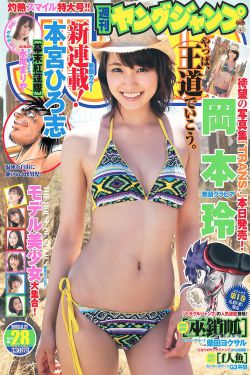 女子跑完半马领取完赛包像在进货