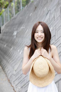 他的手探到我的衣服里